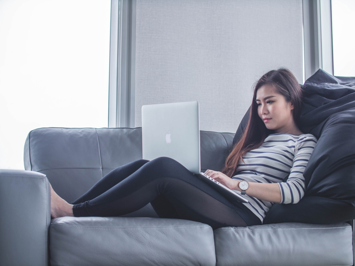 Una alumna asistiendo a una clase de inglés online